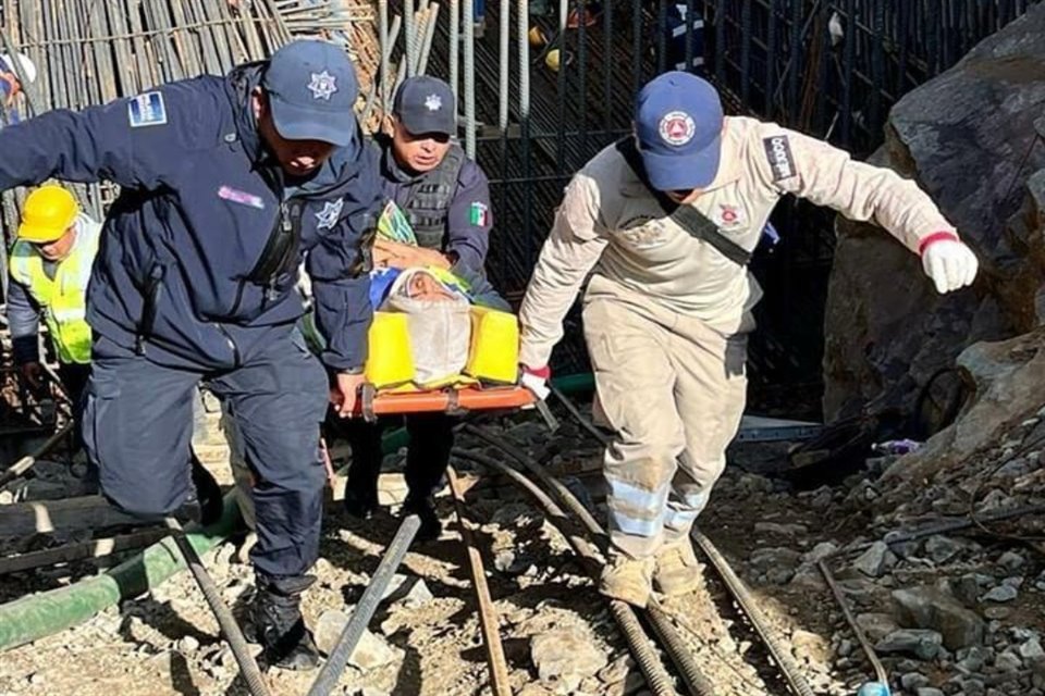 Una persona muerta y seis más lesionadas dejó el derrumbe de una estructura de una obra federal sobre la carretera 105 Pachuca-Huejutla de Reyes, informaron fuentes oficiales.