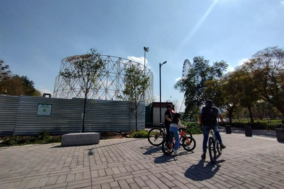 Alrededor del Parque Aztlán hay vallas metálicas que impiden el acceso, debido a que continúan la construcción.