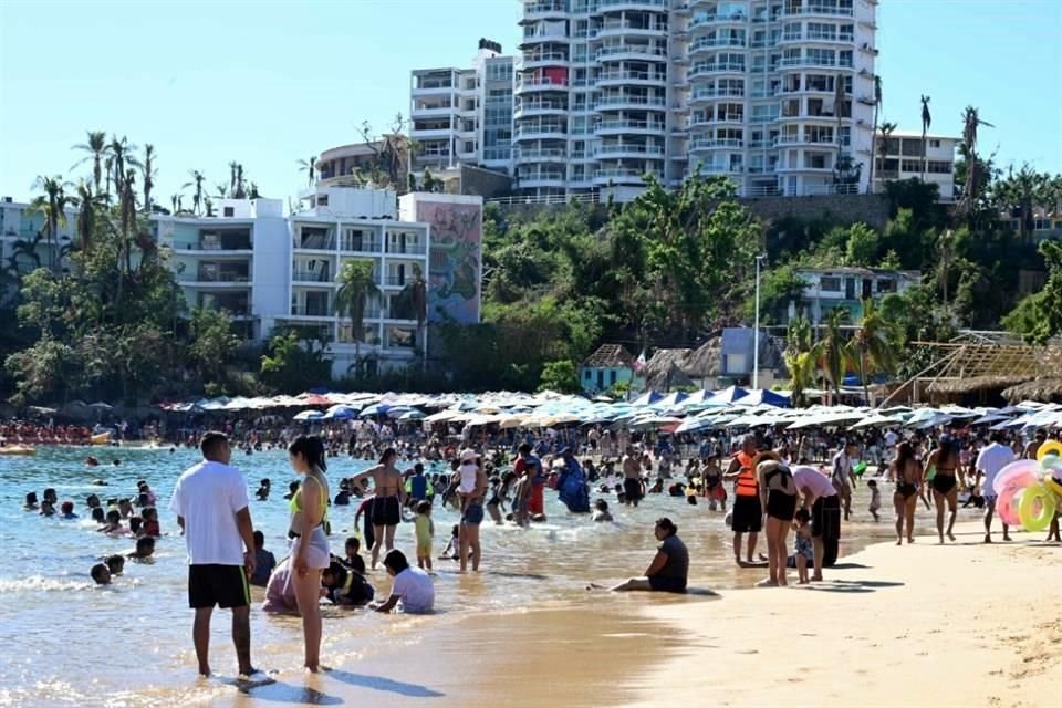 En zonas de playa de Guerrero (en la foto Acapulco), Chiapas, Oaxaca y Michoacán se esperan temperaturas de 35 a 40 grados Celsius.