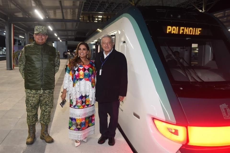 Luis Cresencio Sandoval (titular de la Sedena), Mara Lezama (Gobernadora de QR) y el Presidente Andrés Manuel López Obrador antes de abordar el tren rumbo a Palenque.