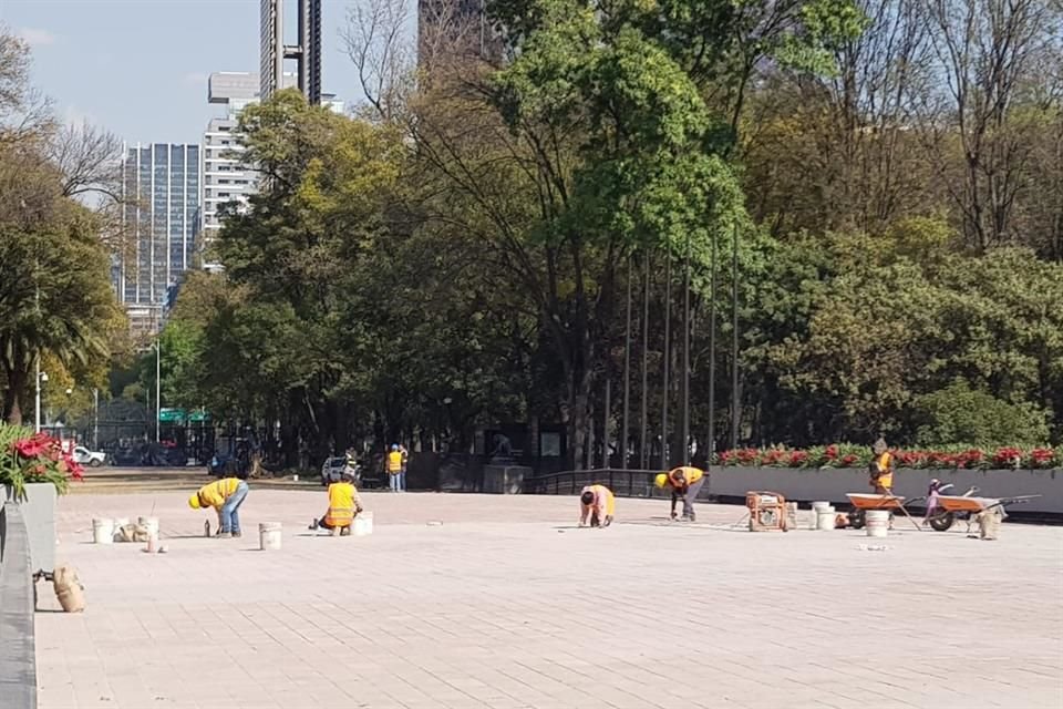 Los visitantes del Bosque de Chapultepec se encuentran con el acceso principal cerrado, debido a obras.