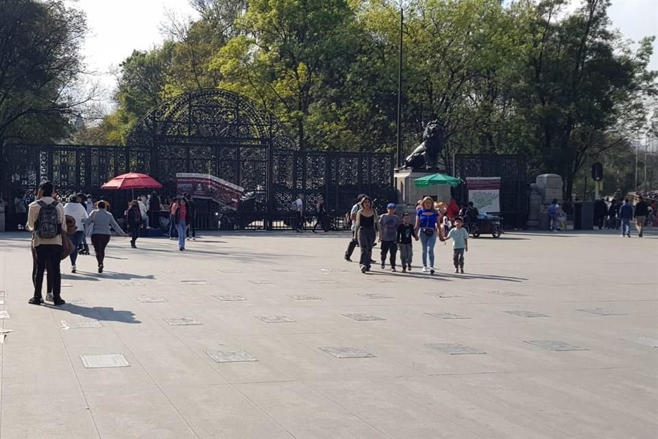 Debido a que el letrero que avisa del acceso alterno, los visitantes piensan que Chapultepec está cerrado.