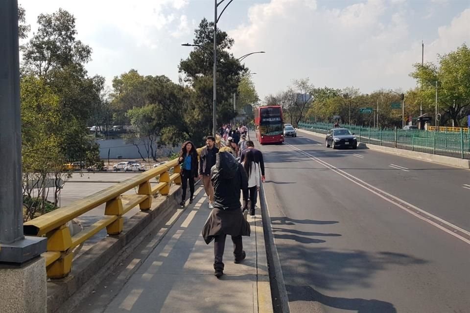 También pueden ingresar por el estacionamiento público Bolívar, entre autos en circulación que de Reforma van al Circuito Interior.