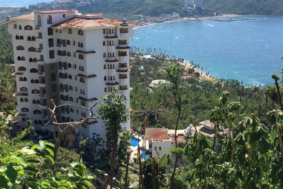 Turistas que poco a poco regresan al puerto de Acapulco reaniman actividades que habían estado casi paralizadas desde el golpeó de 'Otis'.