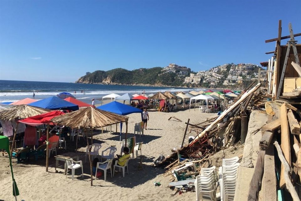 Turistas que poco a poco regresan al puerto de Acapulco reaniman actividades que habían estado casi paralizadas desde el golpeó de 'Otis'.