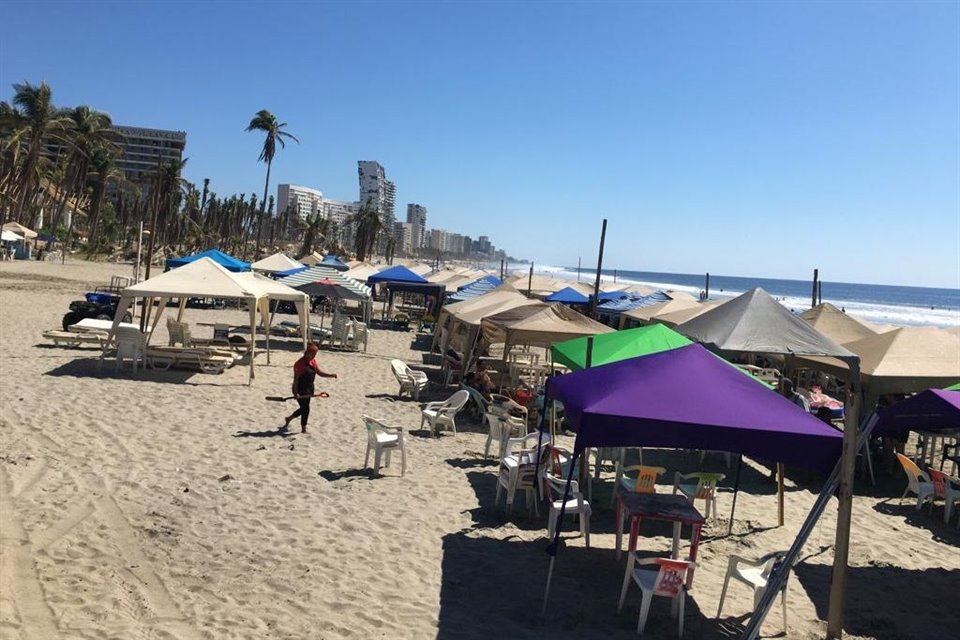 Turistas que poco a poco regresan al puerto de Acapulco reaniman actividades que habían estado casi paralizadas desde el golpeó de 'Otis'.