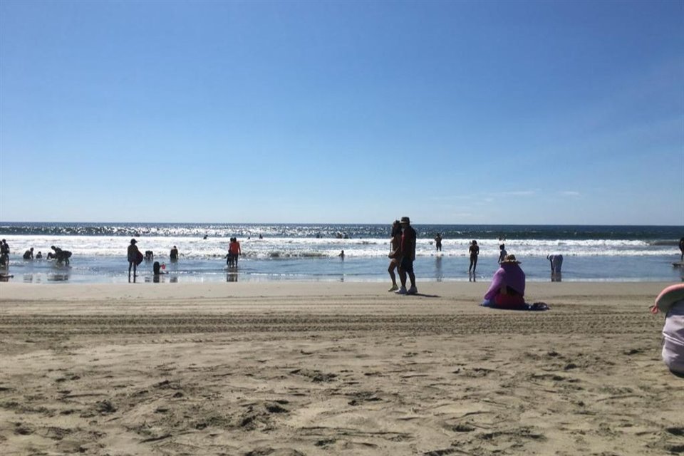 Turistas que poco a poco regresan al puerto de Acapulco reaniman actividades que habían estado casi paralizadas desde el impacto de 'Otis'.