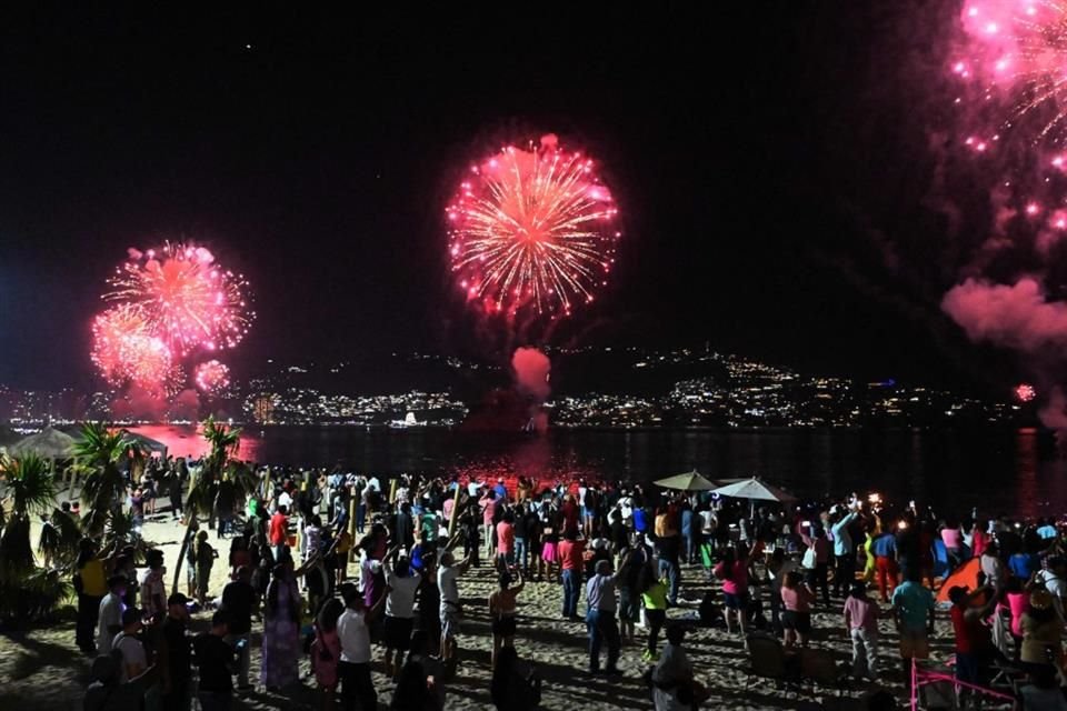 Fuegos artificiales iluminaron la Zona Costera del Puerto de Acapulco en el inicio del 2024.