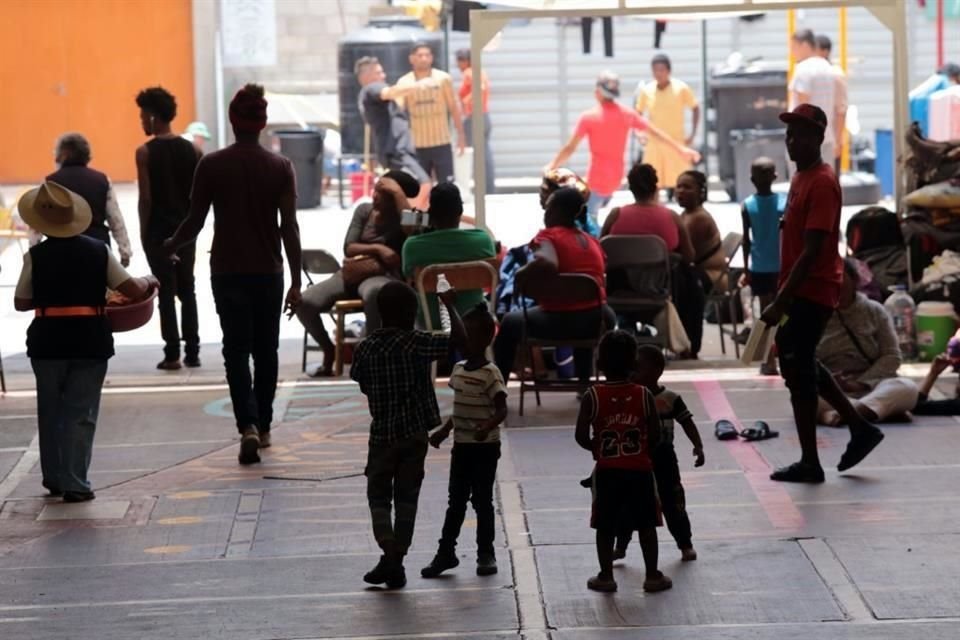 Niños migrantes en un albergue habilitado en la Ciudad de México.