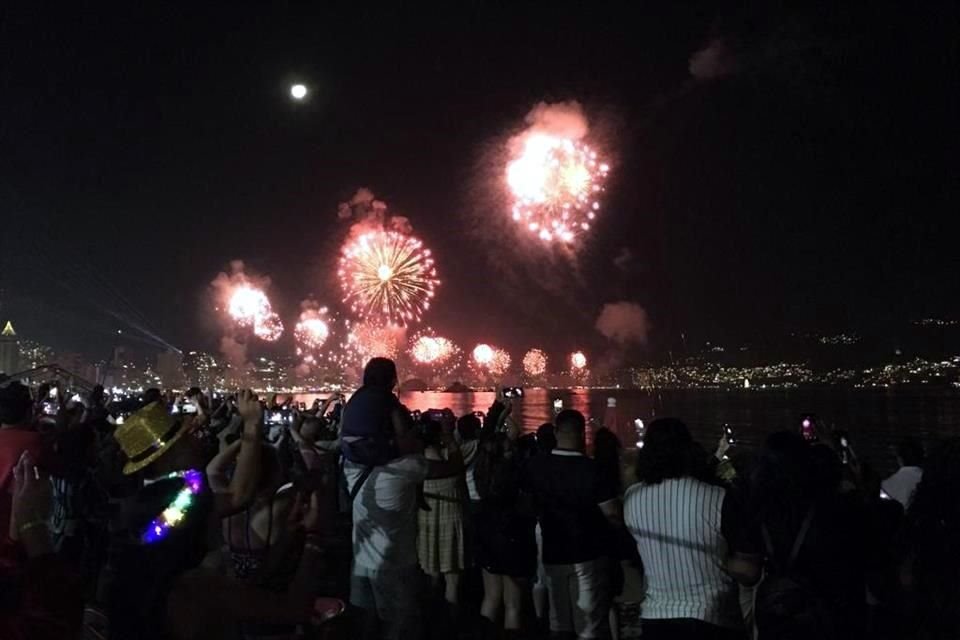 Observando los fuegos artificiales sobre la bahía.