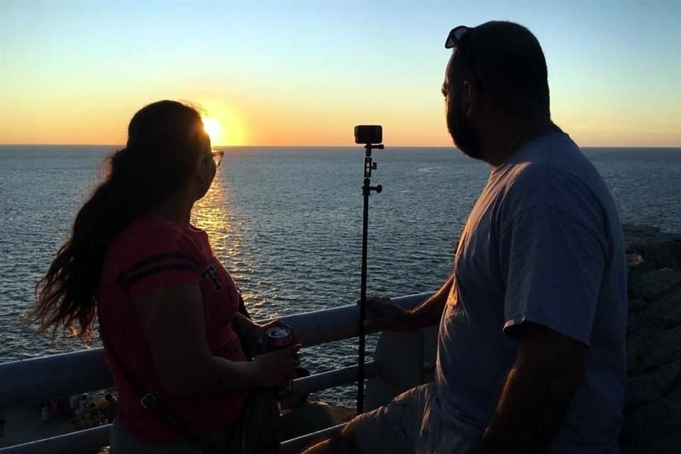 La cita en el mirador Sinfonía del Mar, para el último atardecer de 2023.