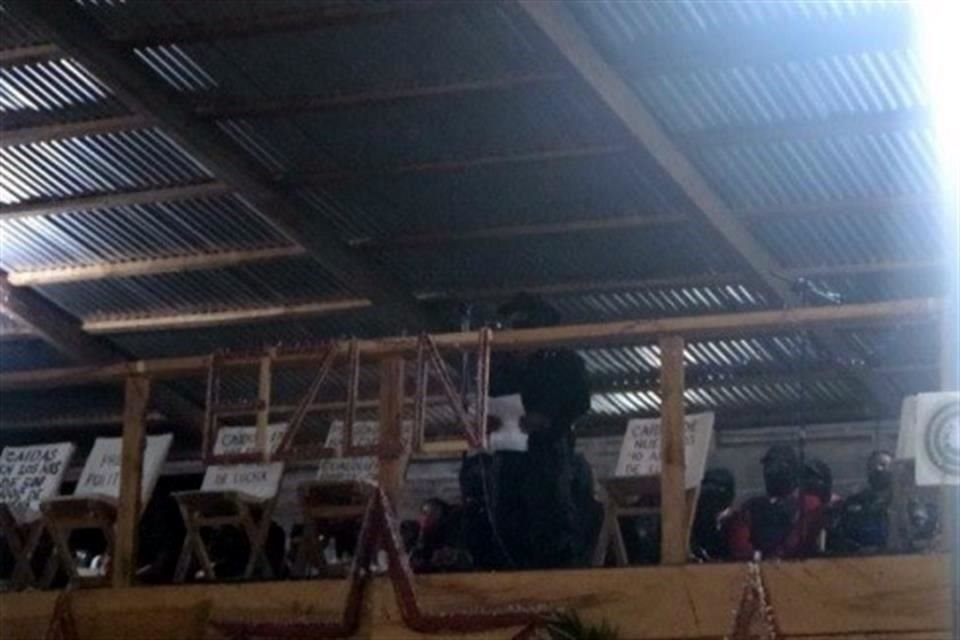 El Subcomandante Moisés, vocero del EZLN,  apareció después de las 22:00 horas en el templete de madera en la comunidad del Caracol 'Resistencia y Rebeldía: Un Nuevo Horizonte', en Ocosingo, Chiapas.