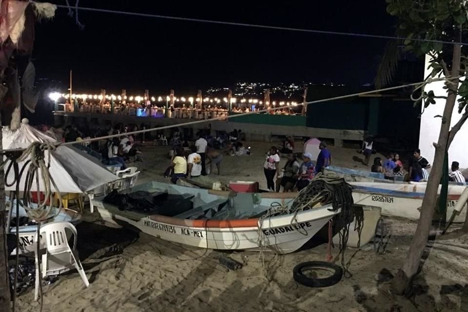 Desde el Parque de la Reina y hasta la Playa Papagayo instalaron lo necesario para la celebración, sobre la playa o sobre la acera.