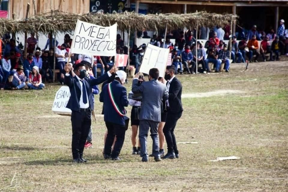 Previo al discurso político, el pasado 31 de diciembre un grupo realizó una crítica en contra de 'Mega Proyectos' de la 4T, uno de ellos con máscara del Presidente López Obrador.