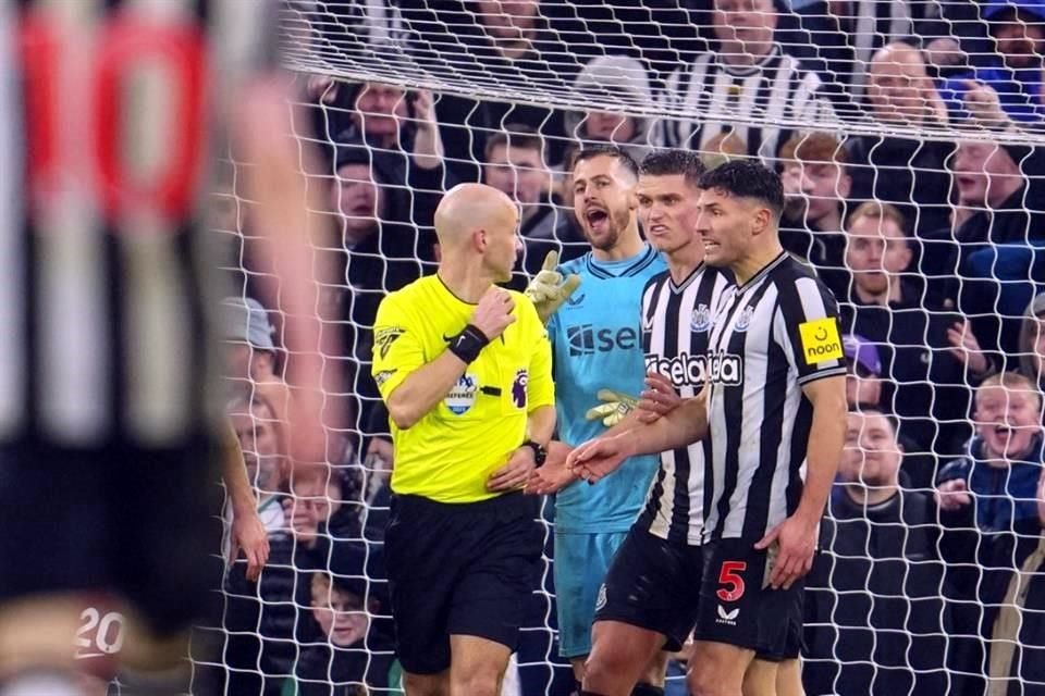 El Newcastle batalla en la Premier.