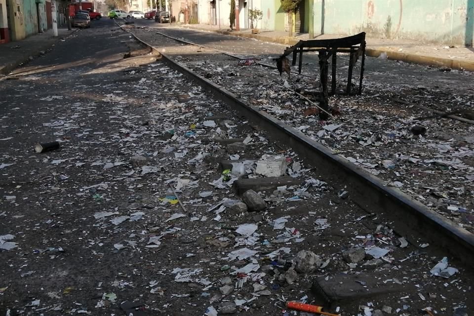 Así los desechos de pólvora sobre la Calle Clave, en la Colonia Vallejo.