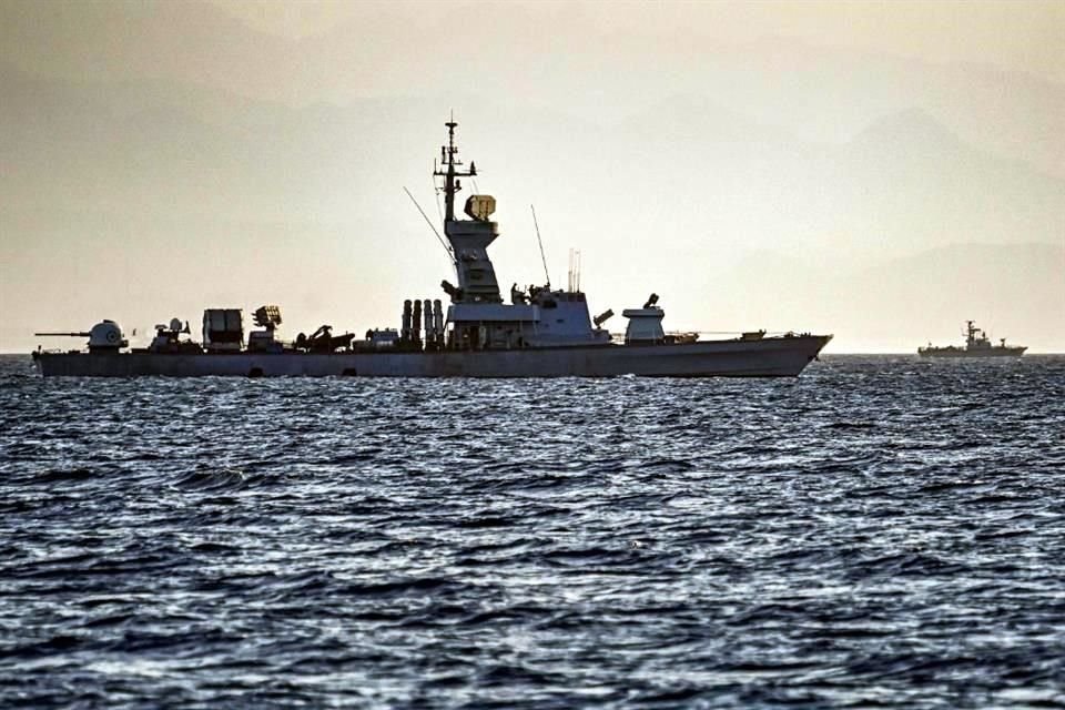 Un barco misilístico de la marina israelí patrulla en el Mar Rojo frente a la costa de la ciudad portuaria de Eliat, en el sur de Israel.