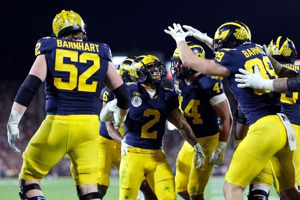 Blake Corum (2) anotó por tierra el touchdown de Michigan en su serie extra.