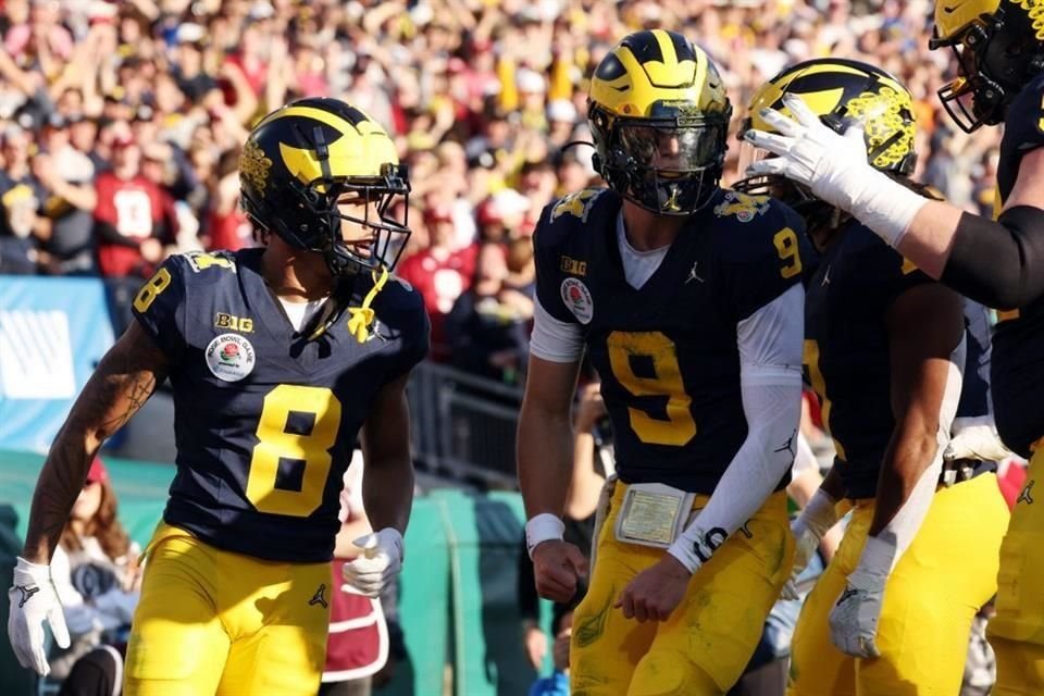 J.J. McCarthy (9) lanzó para 221 yardas y anotó 3 touchdowns.