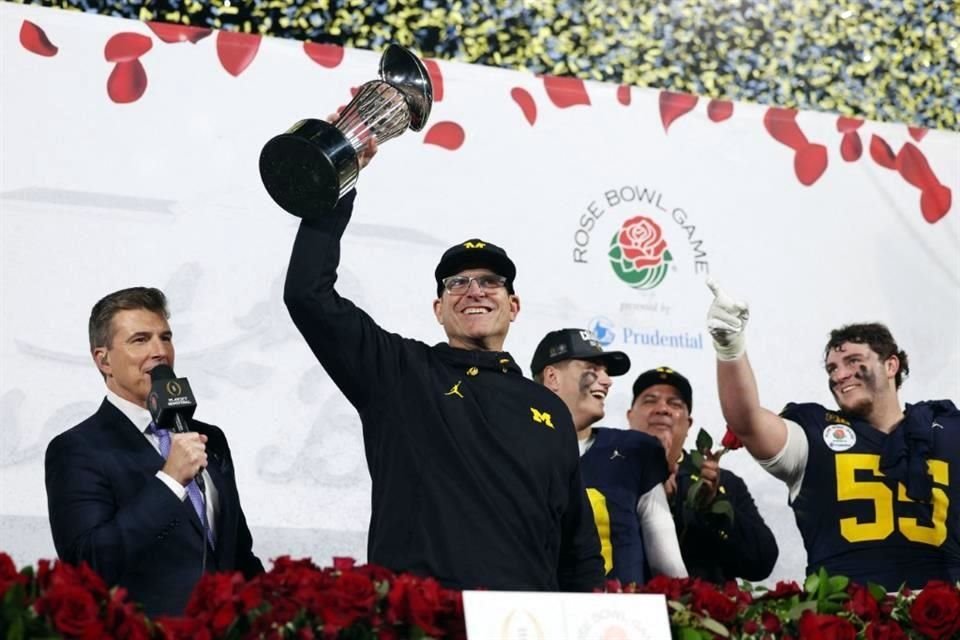 Jim Harbaugh, head coach de los Wolverines, levanta el Trofeo Leishman.