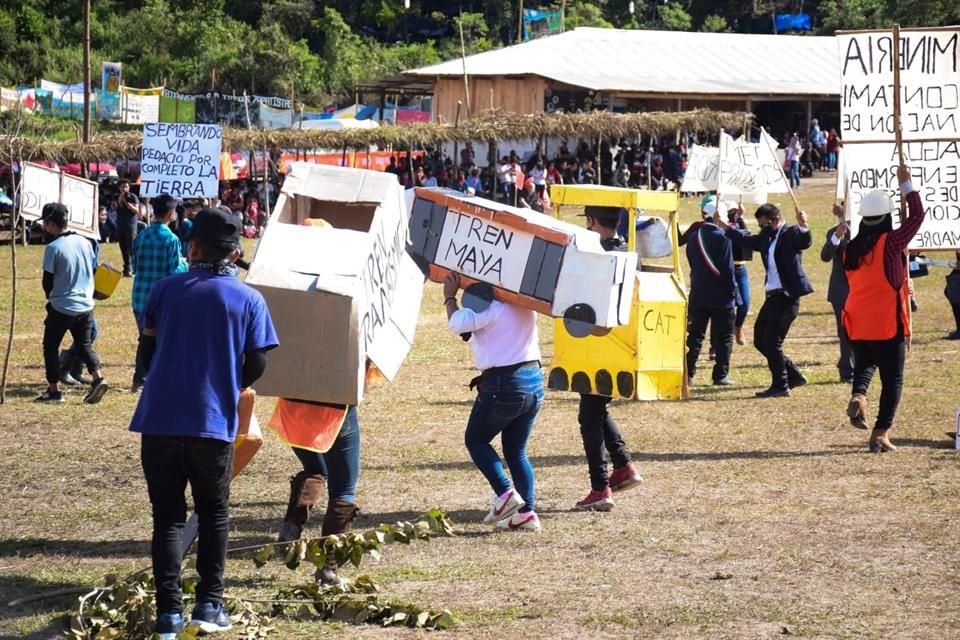 Jóvenes zapatistas protagonizaron en la explanada obras de teatro en las que criticaron a los partidos y al Gobierno y sus programas.