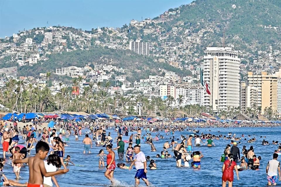 De a poco, los turistas van regresando a las playas de Acapulco.