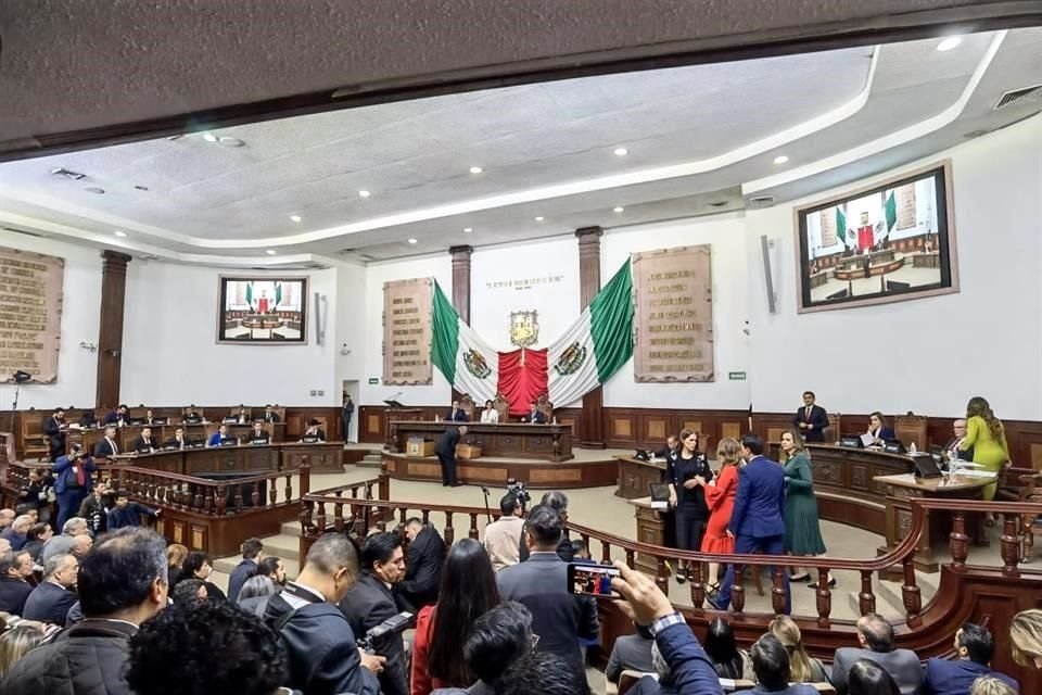 En una ceremonia realizada la tarde del lunes 1 de enero, los 25 Diputados locales qué conforman la 63 Legislatura del Congreso de Coahuila, tomaron protesta