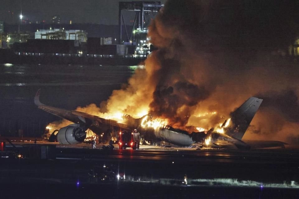 Un avión de Japan Airlines se incendia en la pista del aeropuerto de Haneda el martes 2 de enero de 2024 en Tokio.