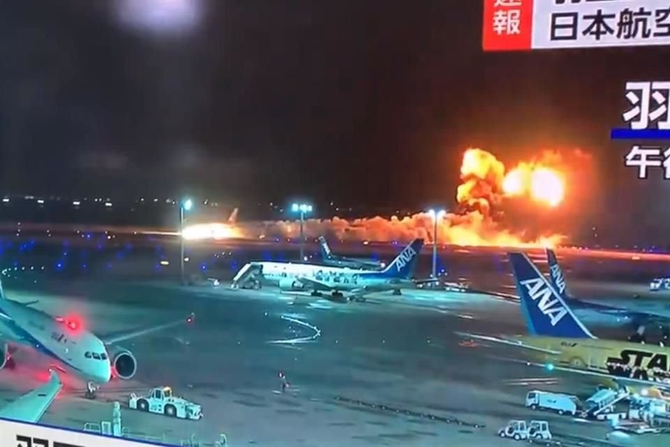 En tomas de video de la televisión local fue posible ver cómo salía fuego y humo de un costado del avión de Japan Airlines mientras se desplazaba por una pista.