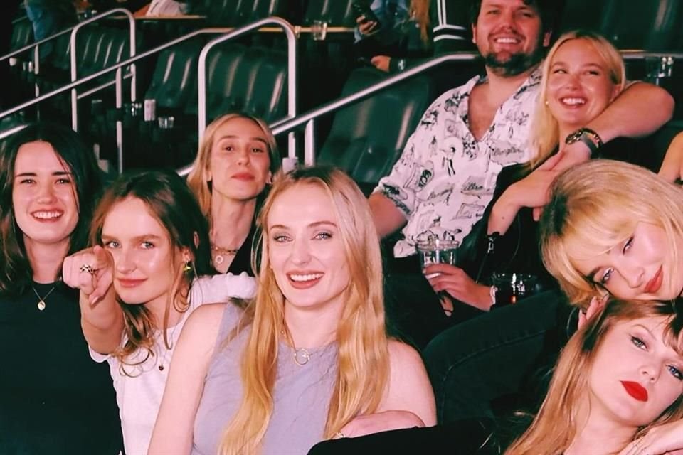 La actriz Sophie Turner recibió el año con una muestra de aprecio a sus amigas, destacando que el 2023 fue el año de las chicas.