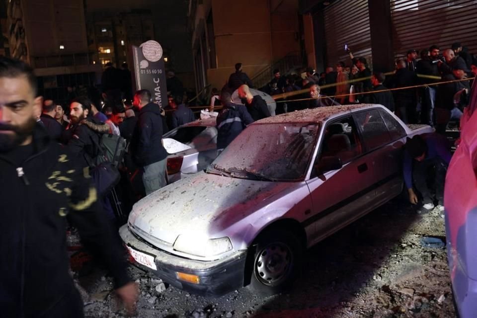 La gente se reúne en el lugar de un ataque, según los medios libaneses, fue un ataque israelí contra una oficina de Hamas, en el suburbio sur de Beirut.