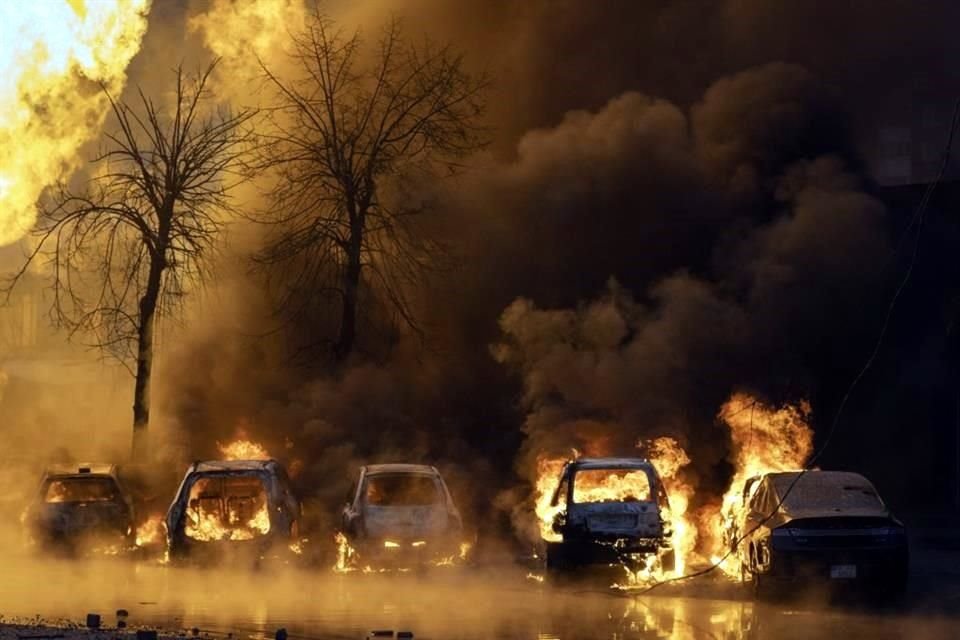 Coches arden después de un ataque ruso en Kiev, Ucrania.