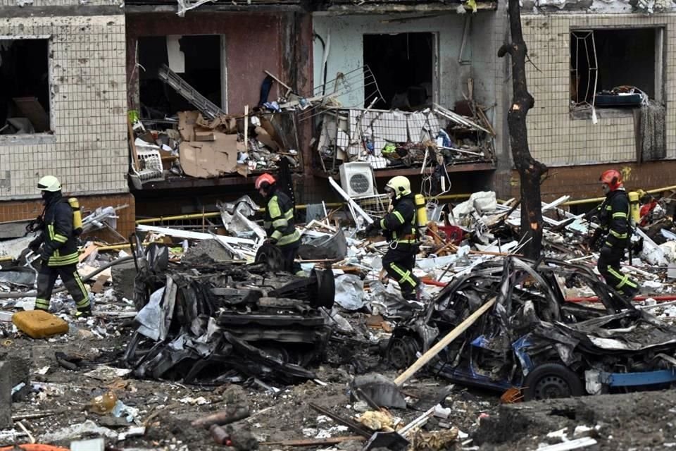 Los bomberos trabajan en un edificio residencial de varios pisos destruido por un ataque con misiles en el centro de Kiev.