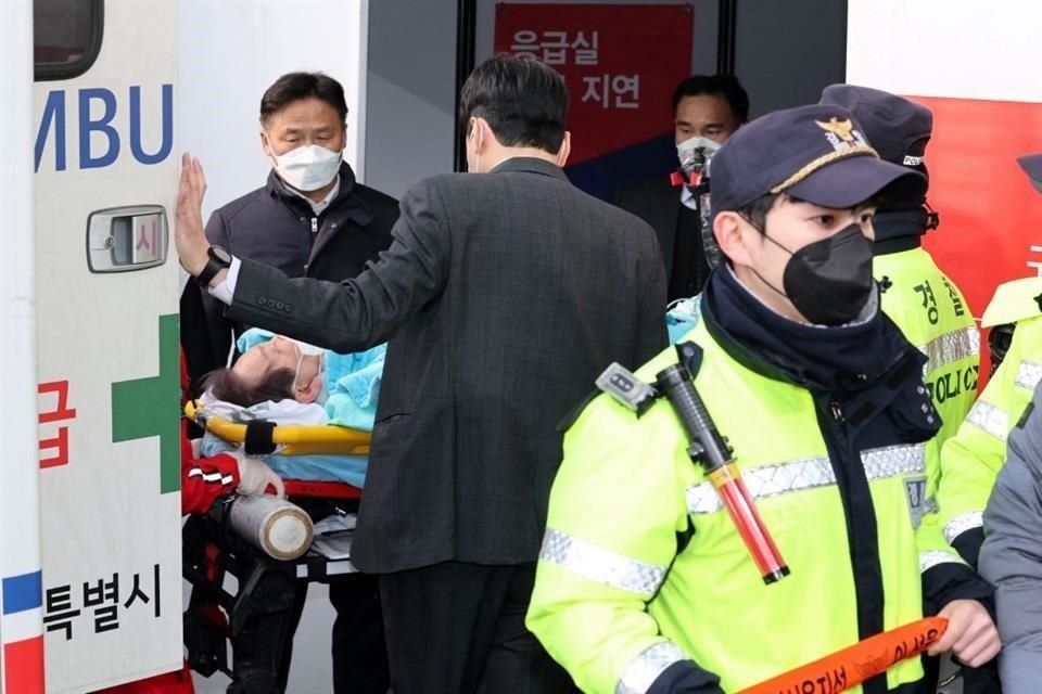 Elementos de emergencia ayudaron a trasladar al opositor surcoreano Lee Jae-myung a un hospital tras ser apuñalado.