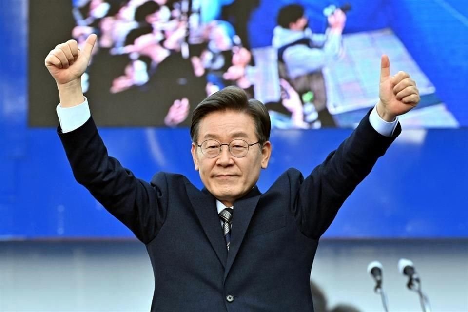 La foto tomada el 3 de marzo de 2022 muestra al entonces candidato presidencial de Corea del Sur Lee Jae-myung, del Partido Demócrata, haciendo gestos a seguidores durante un acto de campaña en Seúl.