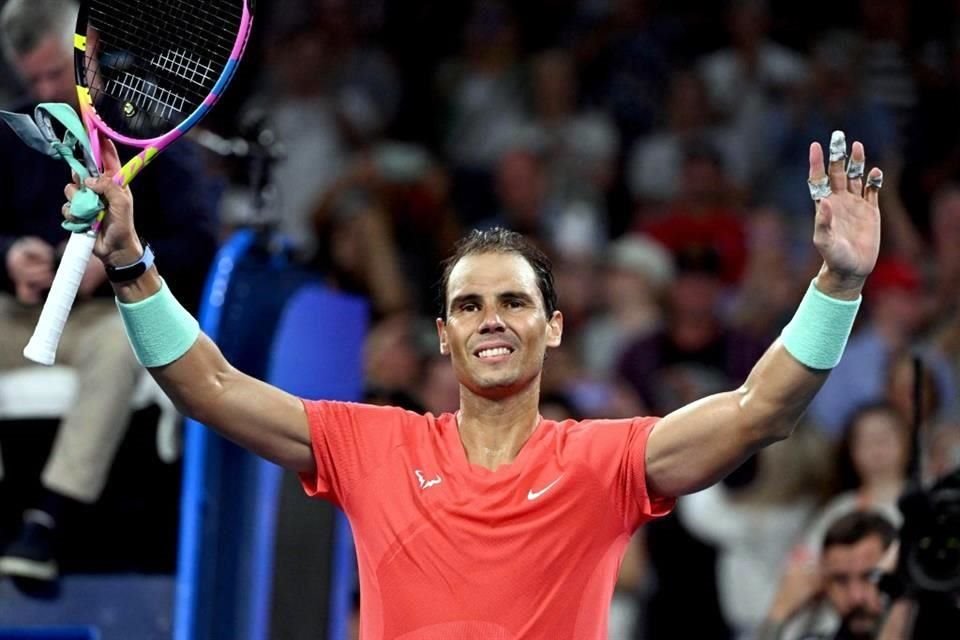 Rafael Nadal celebrando su primera victoria de 2024.