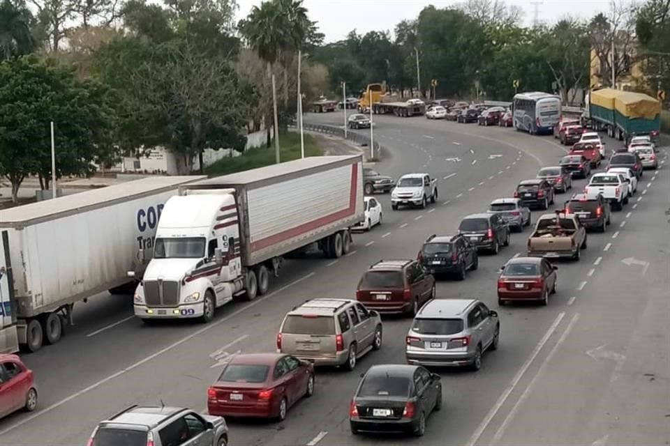 A su regreso de las vacaciones de fin de año, cientos de regios enfrentan caos y carreteras saturadas en Tamaulipas.