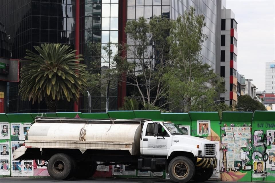 Una pipa de agua regó el ahuehuete ubicado en Paseo de la Reforma.