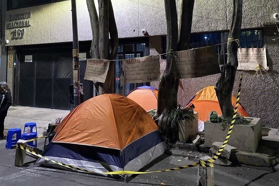 Campamento de morenistas afuera de la dirigencia nacional.