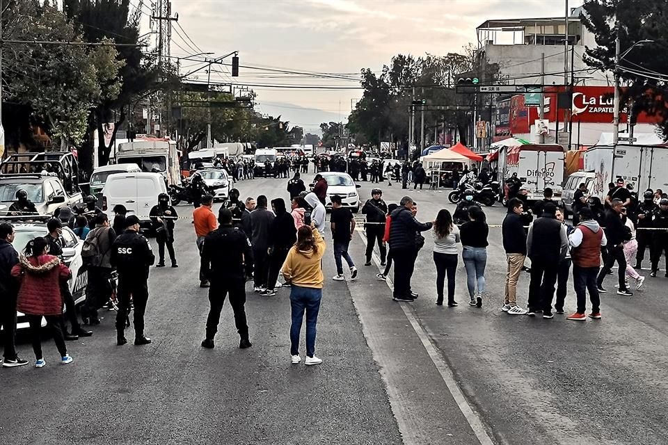 Un enfrentamiento entre agentes de SSC y una célula de extorsionadores en tianguis de juguetes en Iztacalco dejó dos muertos y 7 lesionados.