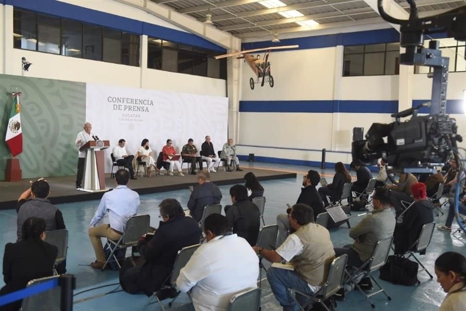 La conferencia mañanera se realizó en el aeropuerto de Mérida, Yucatán.