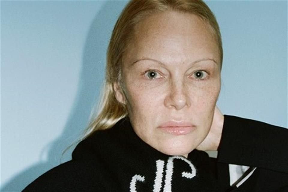La actriz y modelo canadiense Pamela Anderson posó sin maquillaje en una sesión fotográfica para la nueva campaña de la colección primavera 2024 de Proenza Schouler.