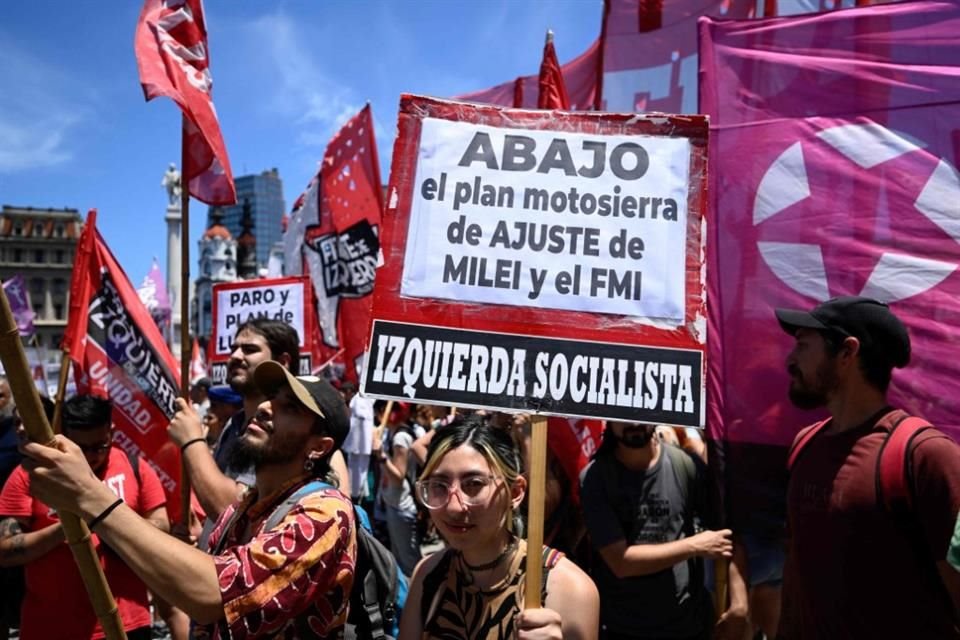 Opositores a Javier Milei protestaron el mes pasado en contra de sus planes.