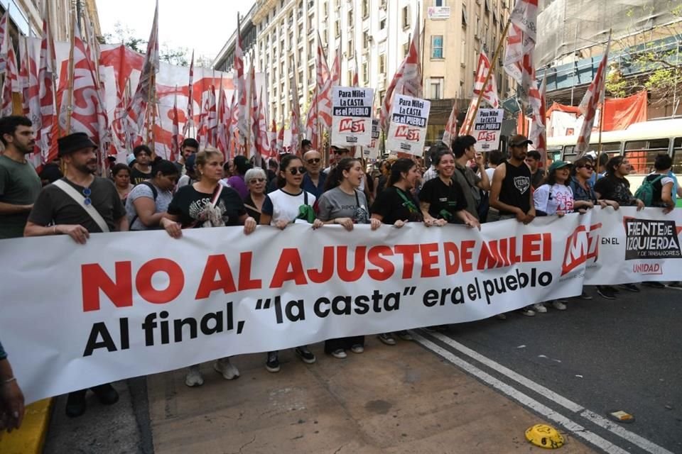 Miles de argentinos salieron a manifestarse en mes pasado en contra de los planes del Mandatario.