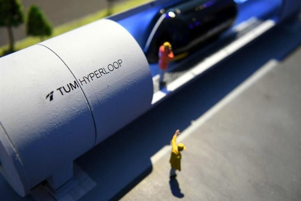 En noviembre de 2020, transportó a pasajeros por primera vez, alcanzando tan solo los 172 kilómetros por hora. 