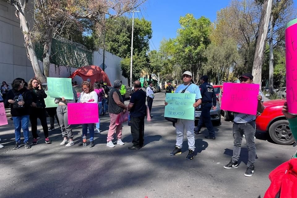 Un grupo de personas se manifestó al exterior de la Fiscalía de Asuntos Relevantes en Azcapotzalco, donde los imputados están bajo custodia.