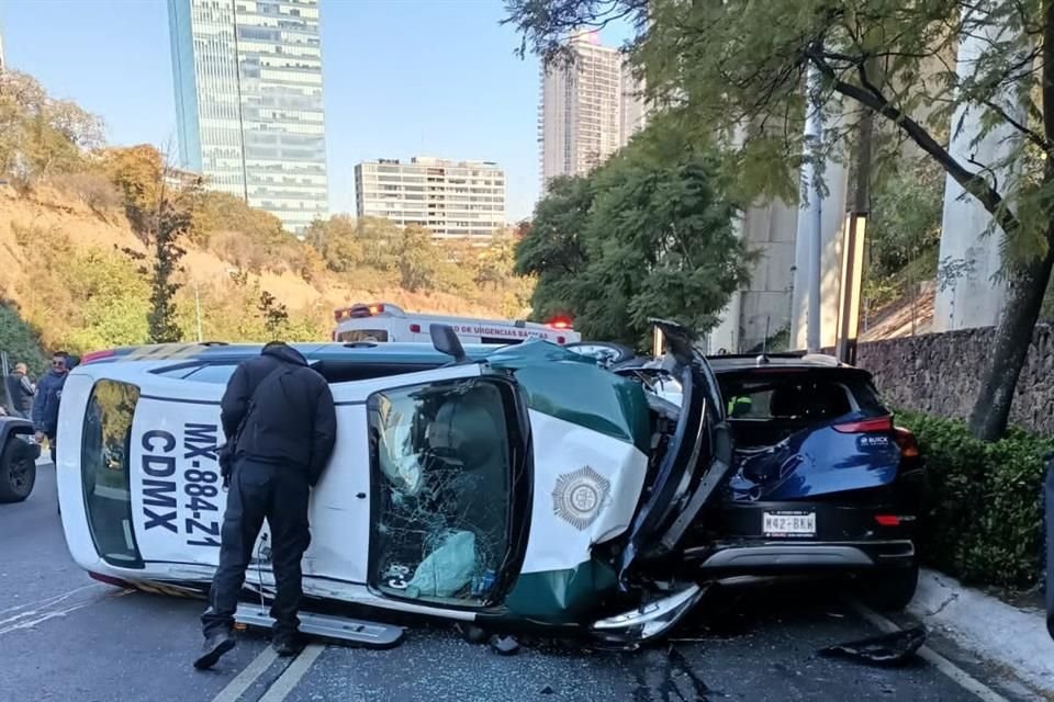 Al llegar a la altura de Avenida Tamaulipas, el conductor de un Nissan March color rojo invadió el carril por donde avanzaba el vehículo oficial y la embistió.