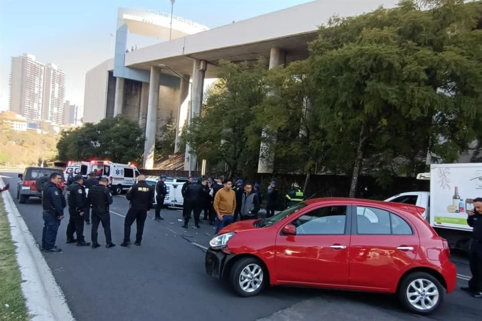 El impacto ocasionó que el policía que iba al volante perdiera el control y volcara.