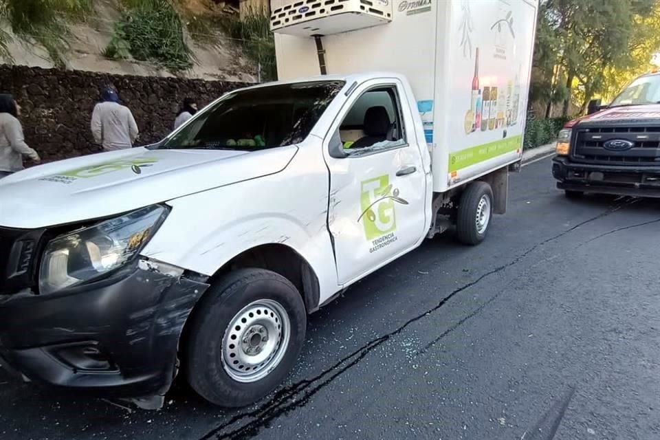 A su paso, también chocó contra un automóvil Buick azul y una camioneta de carga.