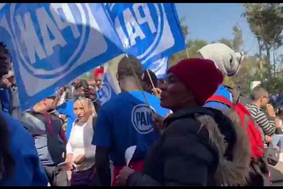 El equipo de prensa del panista se deslindó de dichas personas, dijo desconocer cómo es que llegaron al acto y remarcó que no forman parte de la precampaña.